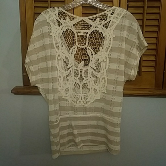 Cute shirt scoop front with lace back - Picture 2 of 2